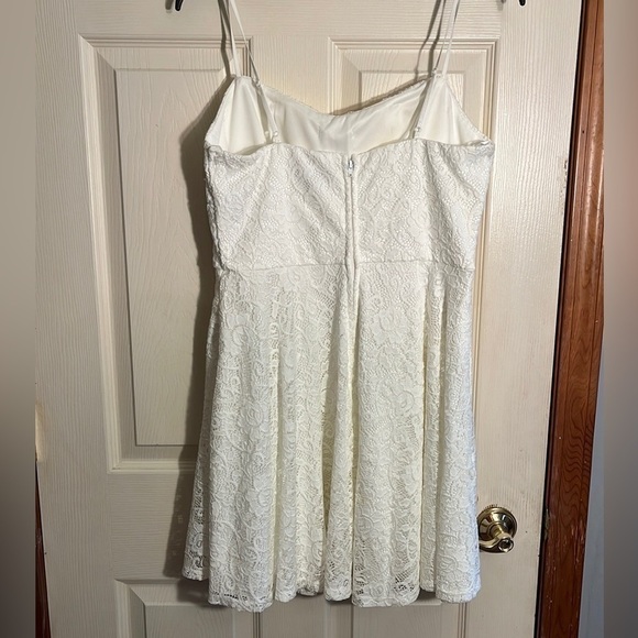 NWT-City Triangles-L-white-lace-spaghetti straps, baby doll dress with pockets. - Picture 8 of 8